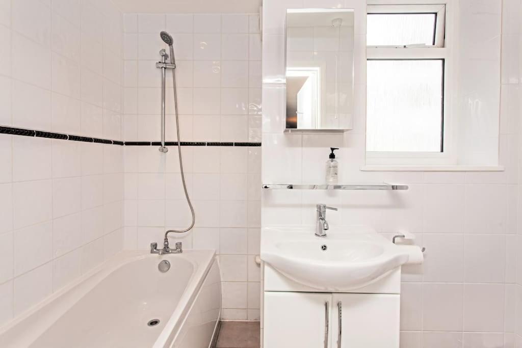 Awesome Apartment In The Heart Of Camden Town Londres Exterior foto